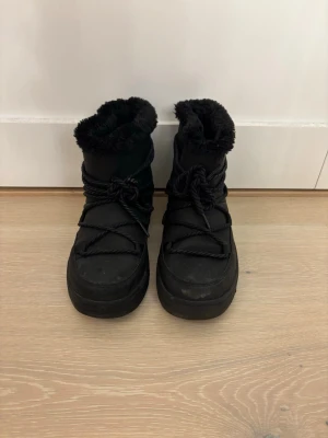 Svarta vinterskor - Säljer mina par vattentäta vinterskor pga att jag inte använder dom längre. köpta för 450 så säljer för 300