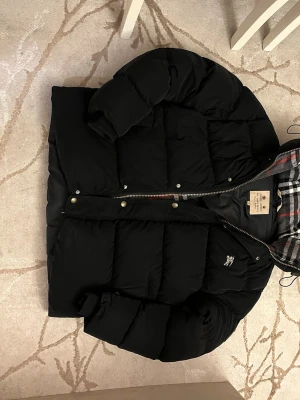 Svart pufferjacka från Burberry XXL - Säljer en svart pufferjacka från Burberry i storlek XXL. 