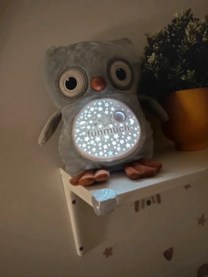 Stjärnprojektor - Stjärnprojektor köpt till min lilla son 👶💛 Mycket omtyckt och använd med glädje 🌟 Kan projicera ljus med eller utan musik 🎶✨ Skapar en mysig stämning i rummet Snabb leverans 🚚⚡