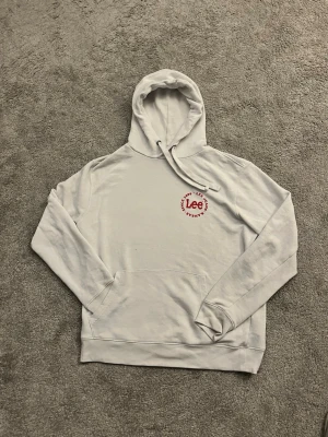 Hoodies - Lee vit hoodie, stl S, 80kr och vinröd Pier One hoodie, stl S, 80kr. Båda för 150kr