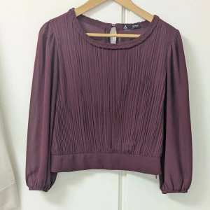 Vinröd blus med detaljer - Bekvämt material, oanvänd 🌹 