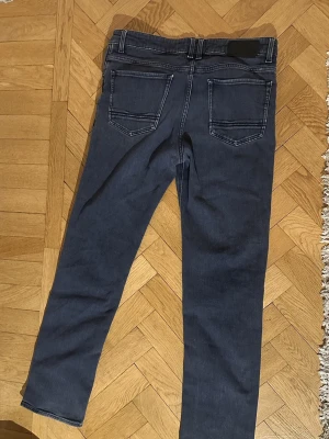 Blå jeans från Hugo boss  - Säljer ett par klassiska blå jeans från BOSS. Mycket bra skick utan defekter.