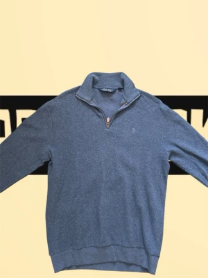 Blå half zip tröja Polo Ralph Lauren - Mörkblå långärmad tröja från Polo Ralph Lauren med half zip och liten broderad logga på bröstet. Tröjan har en hög krage och är gjord i mjuk bomull, perfekt för lager på lager under höst och vinter. Enkel och stilren design som funkar till jeans.