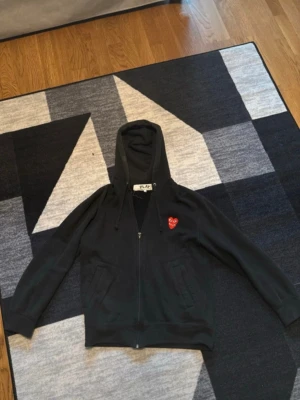 Svart hoodie från cdg - Svart snygg hoodie hoodie från comme des garcon. Äkta och inga defekter. Passar S och M