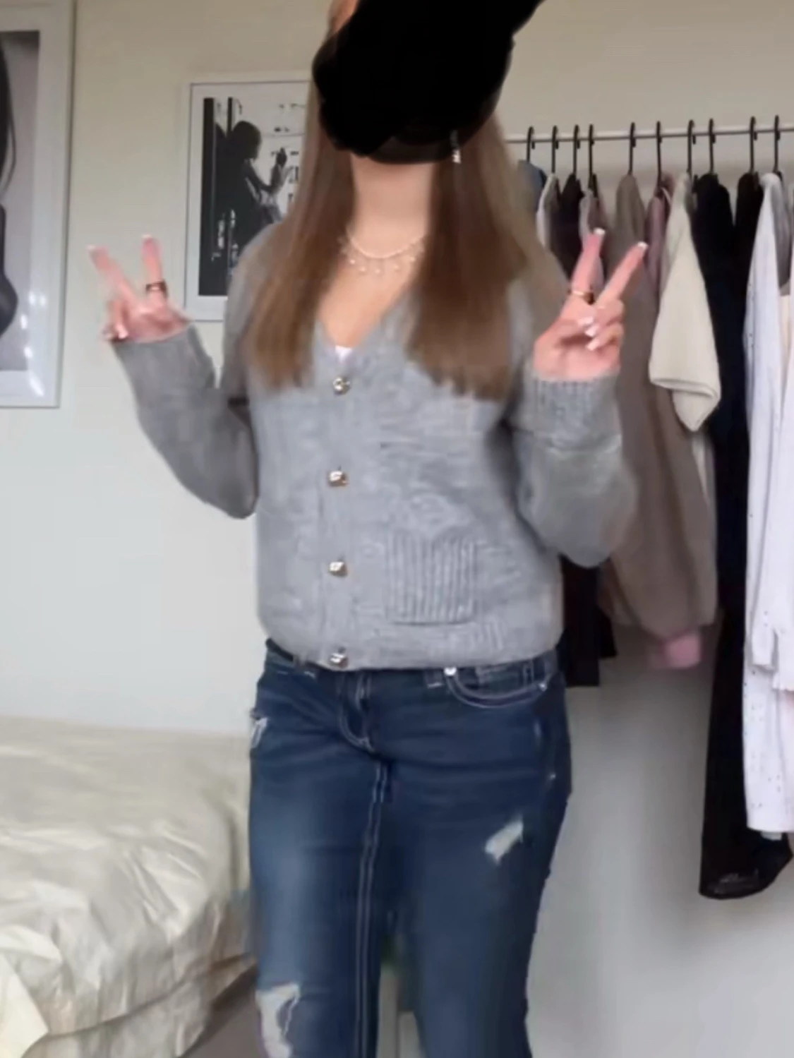 Grå kofta med knappar