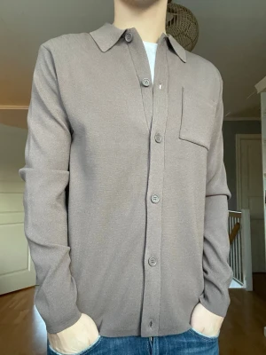 Overshirt  - Kavaj liknande overshirt som passar till allt. Perfekt skick. Storlek S. Hör av er vid fler funderingar🤝