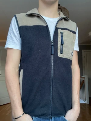 Väst mysig - Snygg mysig väst perfekt till vår/sommar. Storlek S. Perfekt skick. Hör av er vid fler funderingar🤝