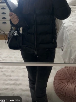 mörkgrå jeans ifrån gina  - säljer mina svarta jeans som inte kommer till användning för mig, jeansen är omsydda så dem är väldigt låga 💋