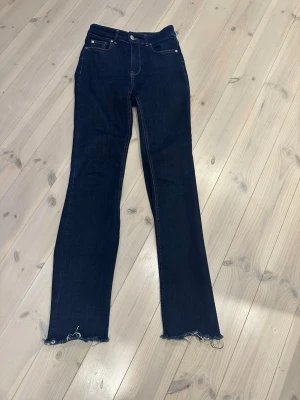 Mörkblå jeans från Zara  - Mörkblå jeans med raka ben. Klassisk femficksmodell med mellanhög midja och kontrastsömmar. 