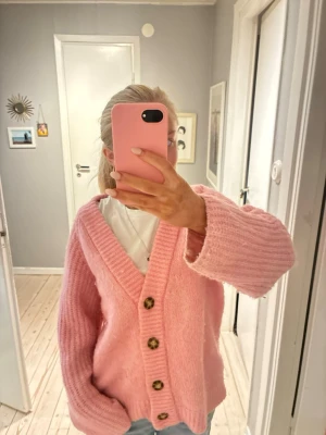 Rosa stickad kofta - Supermysig rosa stickad kofta från Zara!! Skriv om frågor eller intresserad💗