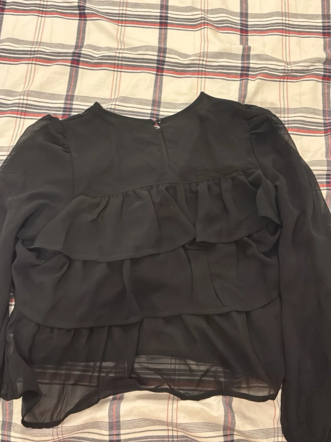 Svart blus med volager  - 4