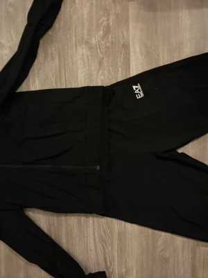 Ea7 dress  - Ea7 dress  storlek är L men sitter även bra på m  sista bilden är märket på tröjan då den inte kom med på hela bilden på dressen. Kan diskutera pris vid snabb affär 