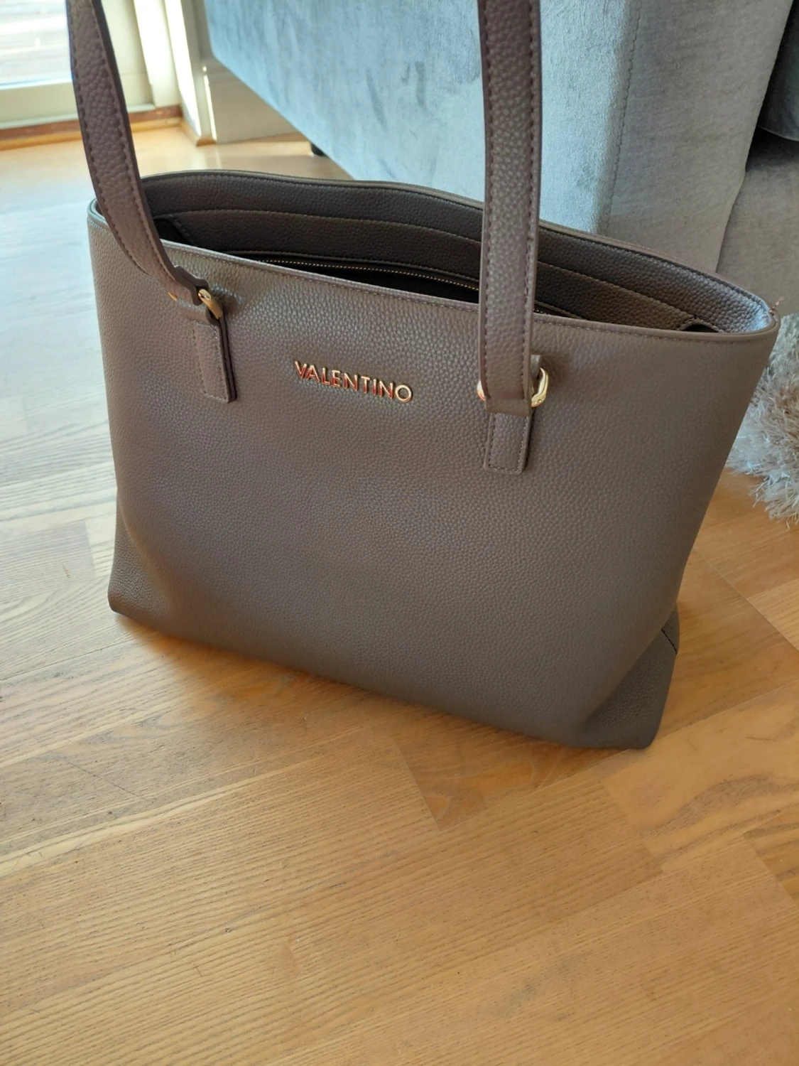 Taupe shoppingväska från Valentino