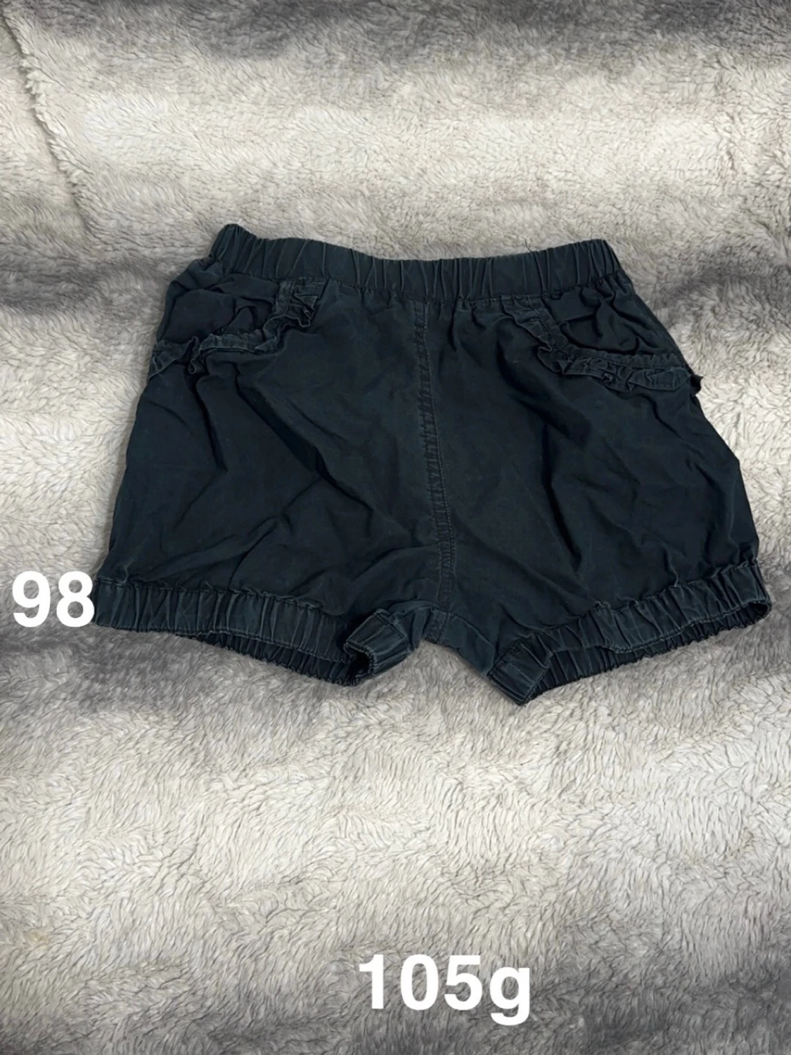 Svarta shorts med volangdetalj