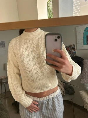 Tjocktröja från Mango - Cremevit mysig tjocktröja från Mango. Storlek XS. Passar både under vår, höst och vinter. Armarna är lite större och går utåt men går sedan inåt vid handlederna.