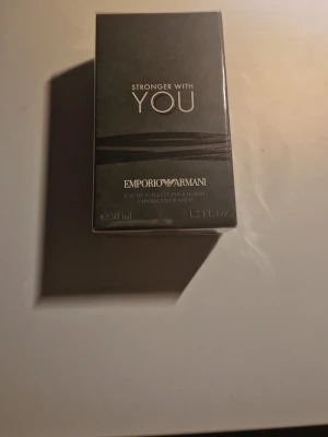 Stronger With You EdT 50ml - Emporio Armani Stronger With You är en Eau de Toilette för honom i en stilren förpackning. Volym: 50 ml. Perfekt för dig som vill ha en modern och trendig doft från ett välkänt märke. Helt original paketering, oöppnad. Plastförpackningen obruten. 