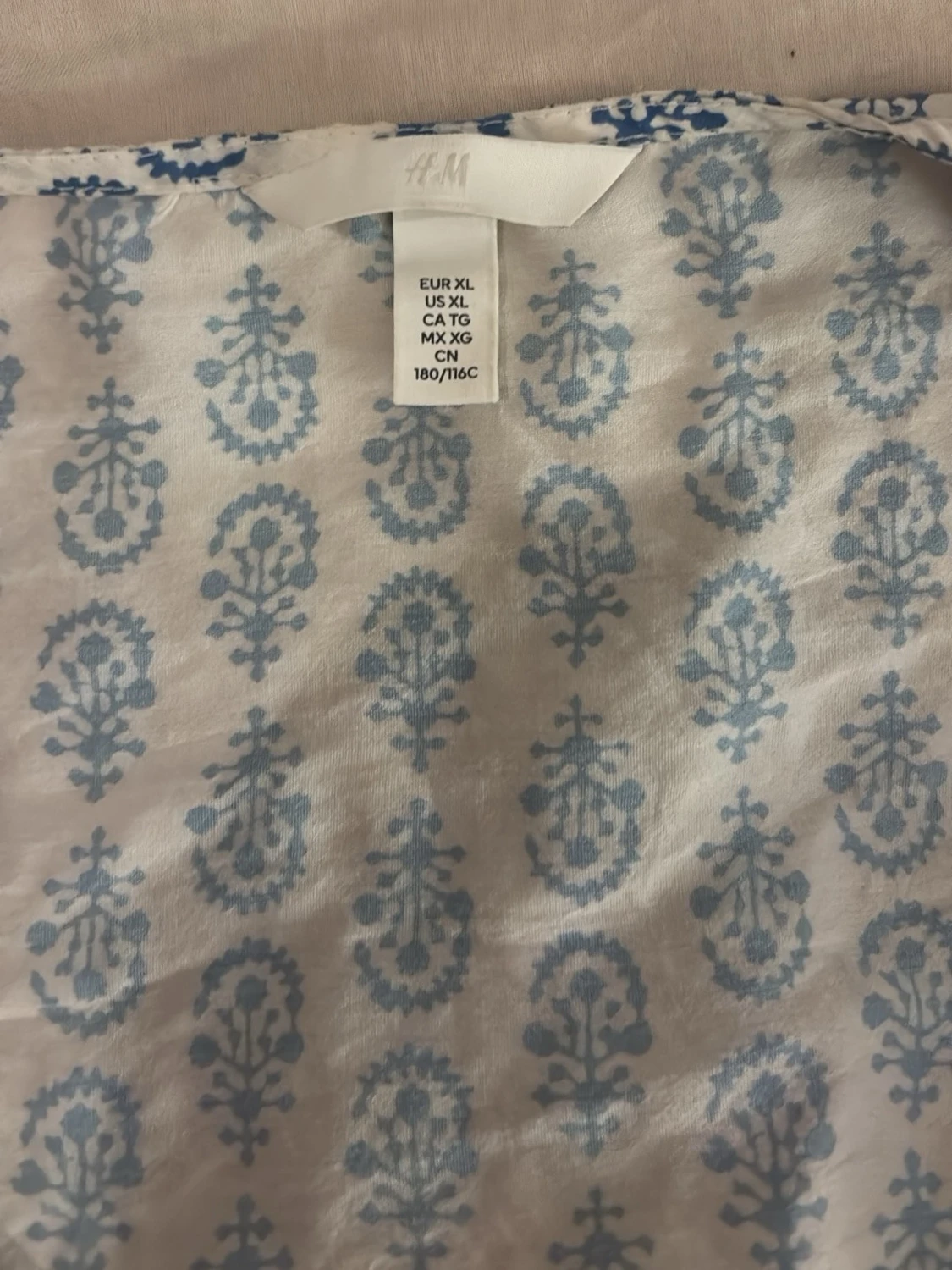 En vit blus med blåa detaljer  - 2