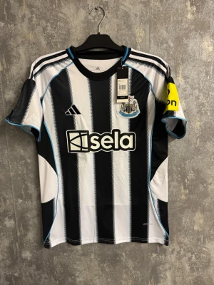 Newcastle Isak #14 fotbollströja- Large - Storlek L - helt ny