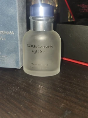 Light Blue Pour Homme EdT - Fräsch Eau de Toilette för honom från Dolce & Gabbana. Innehåller noter av citron, rosmarin och patchouli. Volym: 40 ml. Tillverkad i Italien. Flaskan är tom därför kommer den säljas billigt perfekt för dig som kanske samlar på parfymer.
