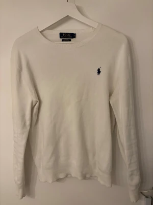 Ralph louren cotton - Säljer nu min feta Ralph lauren cotton tröja Den är i tunt material vilket gör den perfekt i alla olika lägen, blir sällan för varm -storlek S -Vit  -Skick 8/10  Bara att höra av sig vid vidare frågor:)