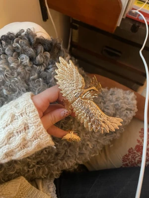 Armband och ring - Såå fint set med guld armband och ring i form av en fågel. Köpta secondhand(därav vet ej märket) men ringen passade ej så säljer dem  Fråga om det är något!