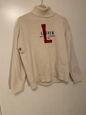  Ralph Lauren/polotröja - Vit polotröja från Ralph Lauren, storlek S ,ena lappen har rivits ut 