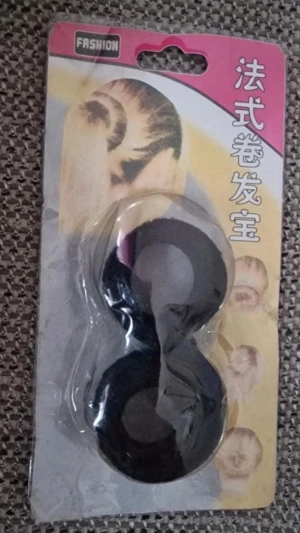 Hårstylingsverktyg - Ett hjälpmedel för att kunna göra olika frisyrer. Förpackningen har legat i badrummet och därför är förpackningen lite fuktskadad. Dock är den aldrig använd. Perfekt för att fixa frisyren snabbt och smidigt. 