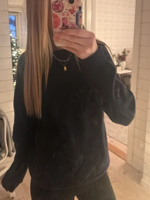 Mörkblå stickad tröja i lammull - Mysig mörkblå stickad tröja från Cubus i lammullsblandning. Klassisk rund halsringning och långa ärmar. Perfekt för kyliga dagar och enkel att styla med jeans eller kjol. passar även xs