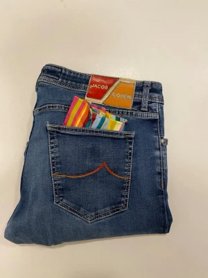 Blåa Jacob Cohen jeans Nick - Blåa Jacob Cohen jeans //  Style Nick //  Mycket bra skick //  Storlek 38 //  Mått  Midjebredd 47cm  Längd 104cm Innerben längd 79cm  Benöppning 18cm  Scarf ingår Skriv vid minsta fråga eller fundering🤝