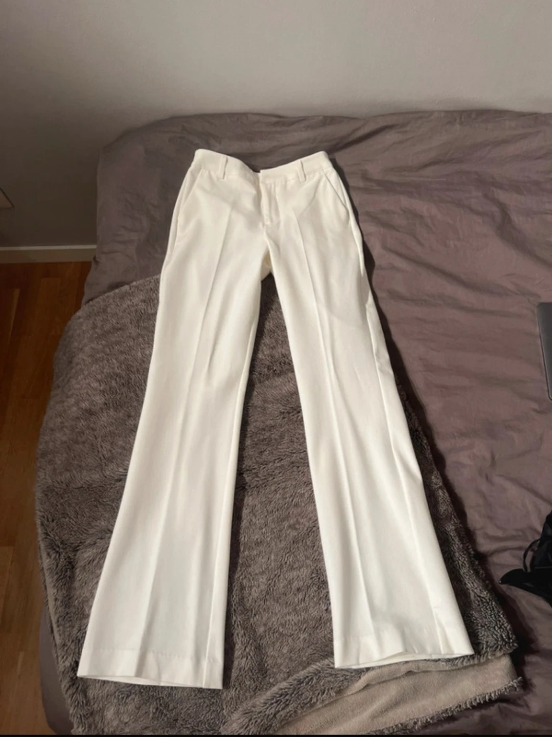 Vita kostymbyxor med bootcut