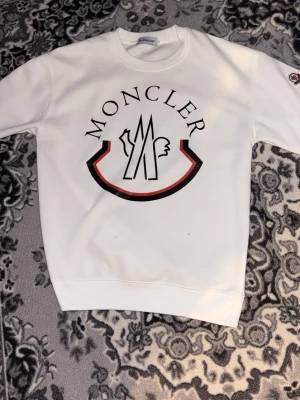 Moncler sweatshirt  - En jätt fin moncler tröja med storlek m. Jag har använt den två till tre gånger men armarna va tyvärr lite för liten och därför säljer jag den. Min farbror köpte den från uk och det är storlek m. Priset kan diskuteras.