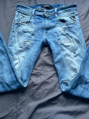 Replay Anbass Jeans - Tjenare, säljer dessa riktigt stilrena jeans med storlek W30 och L32, inga sorters skavanker på dem utan de har snygga slitningar, ger en riktigt snygg stil. Hör gärna av er vid frågor.