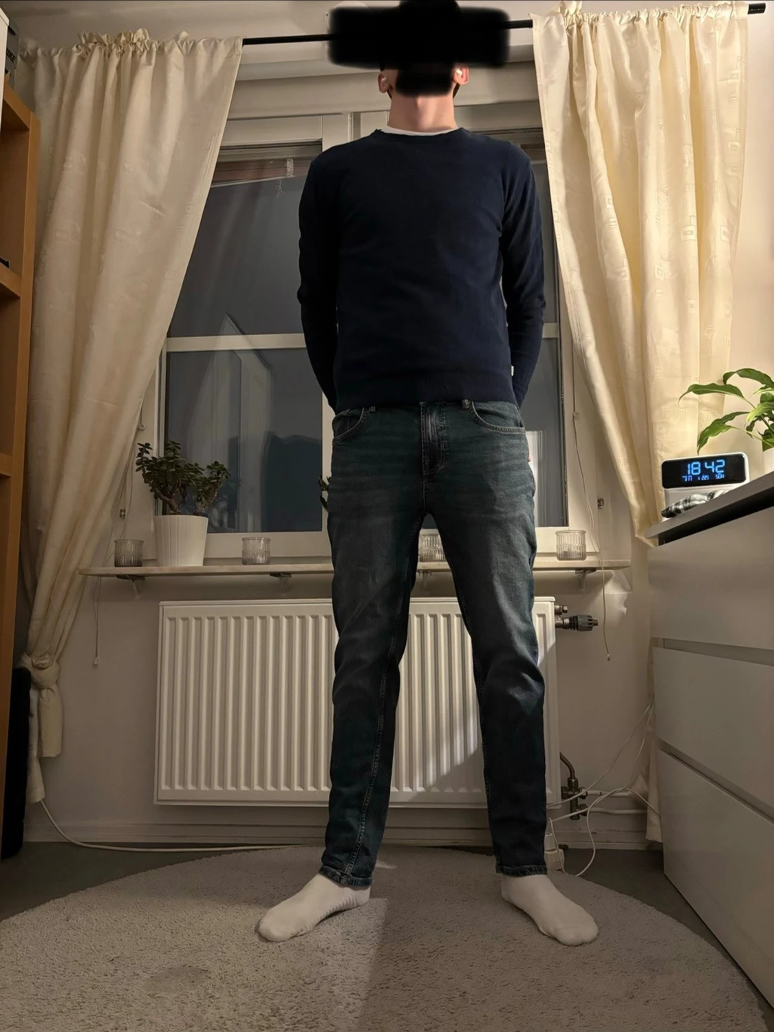 Mörkblå stickad tröja med rund hals - 1