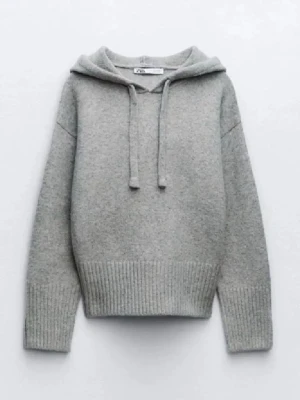 Grå hoodie från Zara🧡🧡 - Säljer denna gråa hoodien från Zara då den inte kommer till användning!! I princip ny skick bara använd några enstaka gånger, pris kan diskuteras!