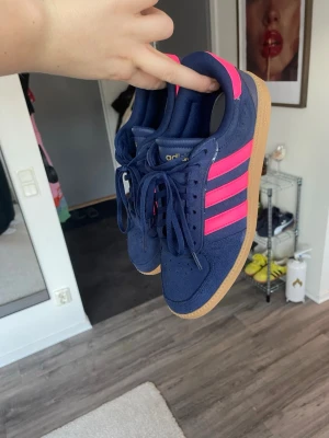 Adidas sneakers marinblå & neonrosa - Säljer ett par Adidas sneakers. Helt nya, använda en gång, men är för små för mig. Riktigt skön sula inuti! 