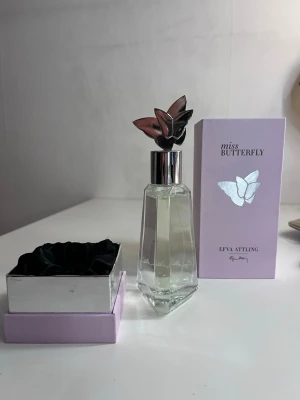 Miss Butterfly EdP 50ml - Miss Butterfly från Efva Attling är en elegant parfym i en unik flaska med fjärilsdetalj. Volym: 50 ml. Fick nu i jul