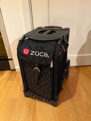 Züca träningsväska - Säljer en svart züca konståkningsväska. Har inte använts på länge och är i bra skick 🩷 Hör av er ifall ni har några frågor!🥰 Nypris runt 3000 kr