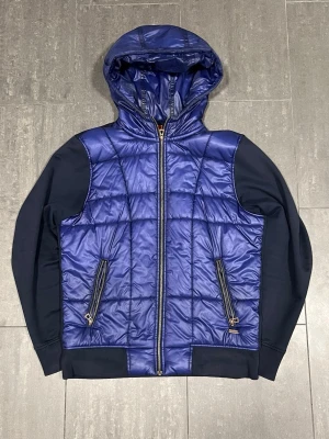 Hugo boss cardigan  - Skit snygg och stilren Hugo boss cardigan i ny skick. Tröjan är o storlek L men passar snarare M och jag  säljer den då den tyvärr inte passar längre. Nypris 3000kr. Tveka inte att höra av er med frågor och funderingar och kolla gärna även in mina andra annonser så kan vi säkert fixa ett schysst paketpris