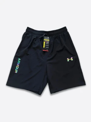 Svarta träningsshorts från Under Armour. Finns i alla storlekar! - Snygga svarta träningsshorts från Under Armour med elastisk midja och snörning. Loggan och texten på sidan har en färgglad gradient. Perfekta för gymmet eller löprundan, tillverkade i lätt och snabbtorkande polyester.