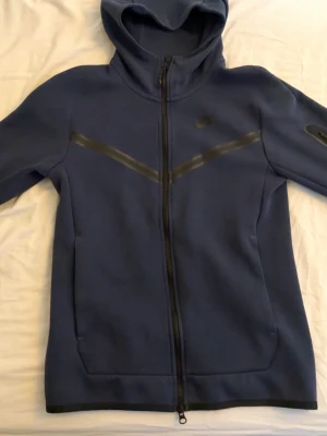 Nike tech fleece mörkblå - Nike tech fleece mörkblå, storlek XS passar väldigt bra till S också. Ingen retur.