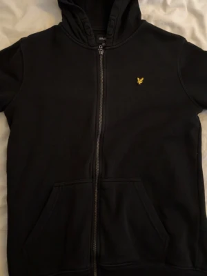 Lyle & Scott zip hoodie. Passar bra till 14-15 åringar och XS/S - Lyle & Scott zip hoodie i riktigt bra skick. Passar jätte bra till 14-15 åringar och XS/S.