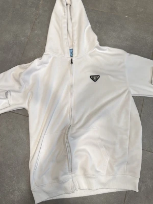 Prada zip tröja - Prada zip tröja, använd några gånger men i bra kondition. storlek S