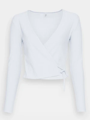 Ljusblå omlottopp med knyt strl. XL - Ljusblå omlottopp med ribbad struktur och lång ärm från ONLY. Toppen har v-ringning och knyt i sidan för en extra detalj. 