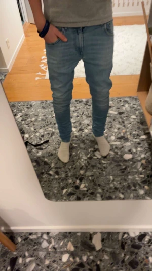Ljus blå replay jeans - Fina tajta ljusblå replays. Det finns slitningar i grenen men det syns inte när man har på sig byxorna. Om man kan så är det också väldigt lätt att fixa, jag har bara ingen tid eller kunskap om hur man fixar sånt. Perfekta jeans för dig som vill ha tajta och stilrena. Storlek w27 L30