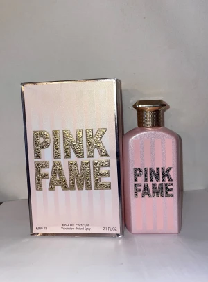 Pink Fame Eau de Parfum  - Pink Fame är en Eau de Parfum på 80 ml från Fragrance World endast  testad,  Topnoter kokosvatten, bergamott, Hjärtnoter heliotrope, jasmin basnoter bourbon vanilj, cashmir.. En söt fräsch vanilj parfym,  Den är väldigt lik Alien goddess. 