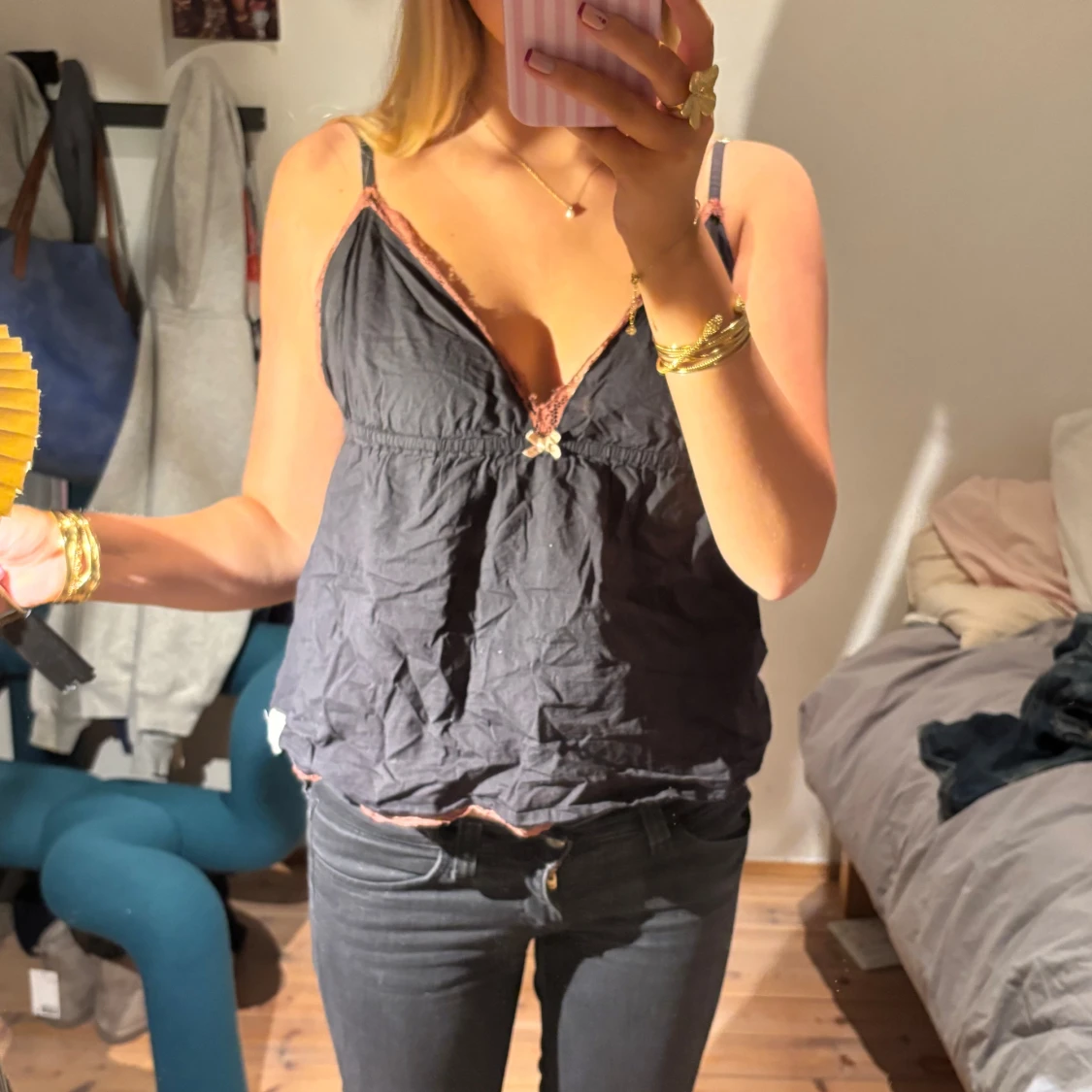 Svart linnetopp med spets och rosett - 1