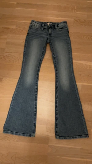 Low waist ljusblåa jeans - Skit snygga sprillans nya låg midgade jeans från Gina Tricot 14+. I storlek xs och är i längden tall. Jeansen ser mörkare ut på bilden pga kvällsljus. 