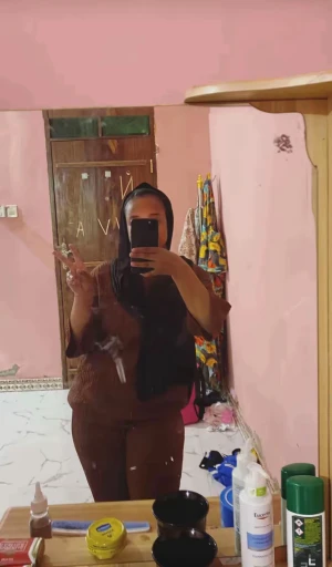 Samma som vit fast i brun  - Denna är samma som den vita fast i brun. Samma med denna den är storleke L men passar även M. Om man köper båda så kan vi diskutera priset 