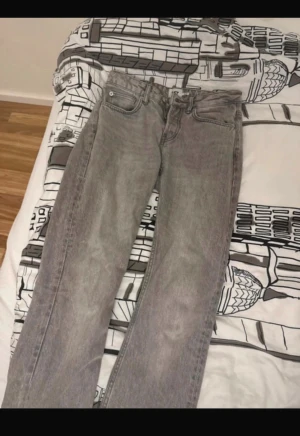 Grå lågmidjade jeans lager 157 - Säljer ett par gråa lågmidjade jeans från lager 157. Klassisk straight fit och fem fickor. Jeansen har en snygg tvättad look, normal passform och är tillverkade i slitstarkt denim. Perfekt för dig som gillar tidlös stil och vill ha ett par jeans som funkar till allt. ”Icon” är modellen!!!