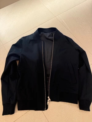 J.Lindeberg jacka - Säljer denna snygga stilrena J.Lindeberg jackan. Den är i nyskick och har nästan aldrig används! Pris:- 439 retail:- 1500 skick 10/10